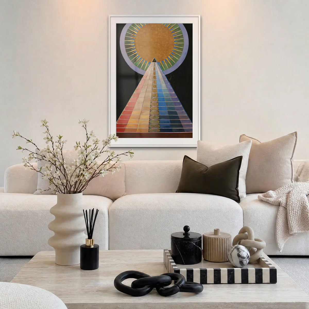 Pala d'Altare n. 1, Gruppo X - Hilma af Klint, opera di Hilma af Klint: stampa con passepartout e cornice bianca 80x115cm appesa in soggiorno sopra il divano