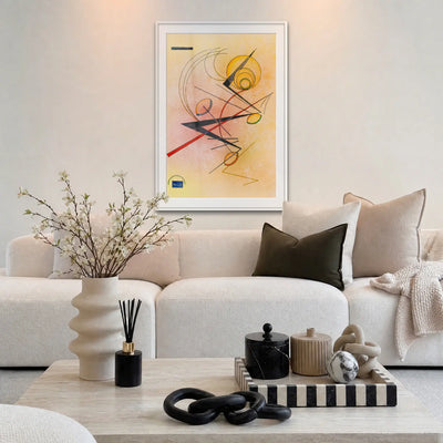 Piccolo Caldo - Wassily Kandinsky, opera di Wassily Kandinsky: stampa con passepartout e cornice bianca 80x115cm appesa in soggiorno sopra il divano