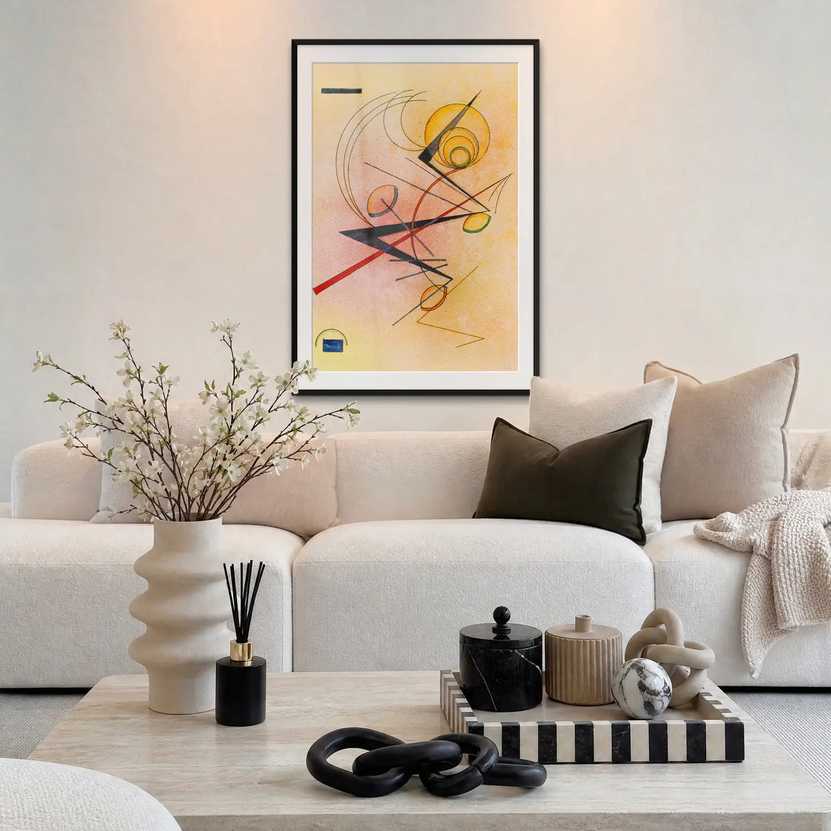 Piccolo Caldo - Wassily Kandinsky, opera di Wassily Kandinsky: stampa con passepartout e cornice nera 80x115cm appesa in soggiorno sopra il divano