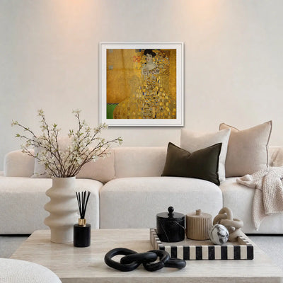 Ritratto di Adele Bloch-Bauer I - Gustav Klimt, opera di Gustav Klimt: stampa con passepartout e cornice bianca 80x80cm appesa in soggiorno sopra il divano