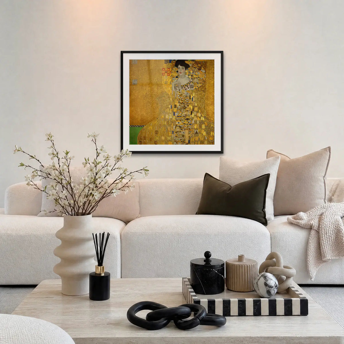 Ritratto di Adele Bloch-Bauer I - Gustav Klimt, opera di Gustav Klimt: stampa con passepartout e cornice nera 80x80cm appesa in soggiorno sopra il divano