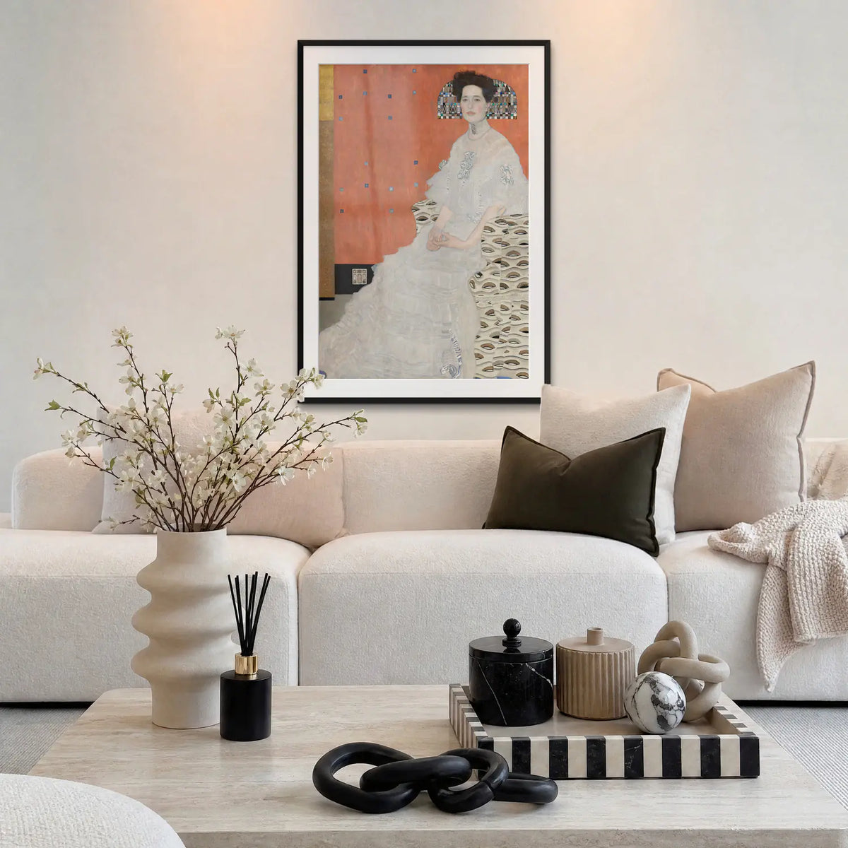 Ritratto di Fritza Riedler - Gustav Klimt, opera di Gustav Klimt: stampa con passepartout e cornice nera 80x115cm appesa in soggiorno sopra il divano