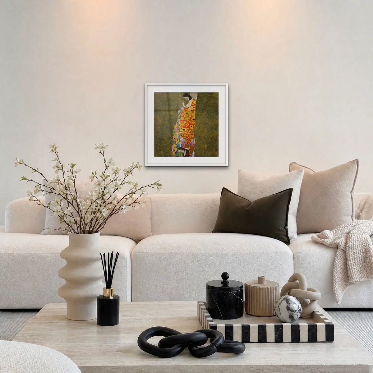 Speranza II - Gustav Klimt, opera di Gustav Klimt: stampa con passepartout e cornice bianca 60x60cm appesa in soggiorno sopra il divano