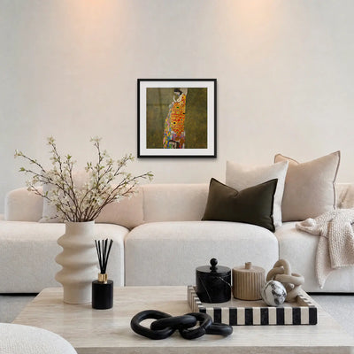 Speranza II - Gustav Klimt, opera di Gustav Klimt: stampa con passepartout e cornice nera 60x60cm appesa in soggiorno sopra il divano