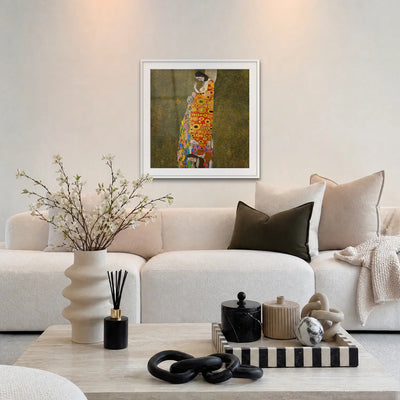 Speranza II - Gustav Klimt, opera di Gustav Klimt: stampa con passepartout e cornice bianca 80x80cm appesa in soggiorno sopra il divano
