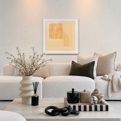 Intarsio Arancione e Giallo - Winold Reiss, opera di Winold Reiss: stampa con passepartout e cornice bianca 80x80cm appesa in soggiorno sopra il divano