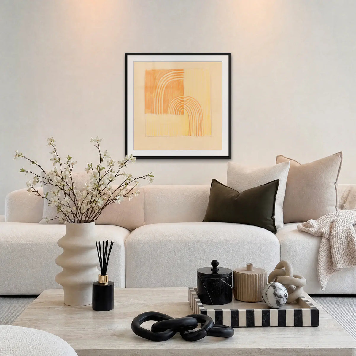Intarsio Arancione e Giallo - Winold Reiss, opera di Winold Reiss: stampa con passepartout e cornice nera 80x80cm appesa in soggiorno sopra il divano
