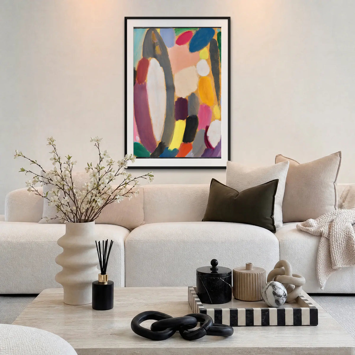 Variazione - Alexej von Jawlensky, opera di Alexej von Jawlensky: stampa con passepartout e cornice nera 80x115cm appesa in soggiorno sopra il divano