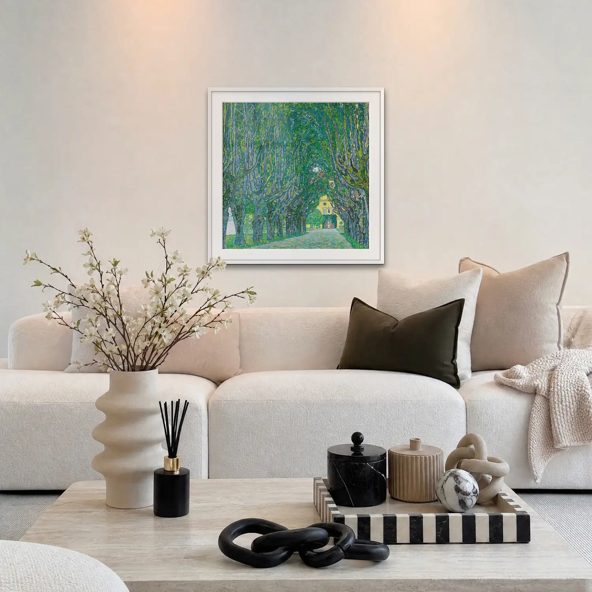 Viale del Castello di Kammer - Gustav Klimt, opera di Gustav Klimt: stampa con passepartout e cornice bianca 80x80cm appesa in soggiorno sopra il divano
