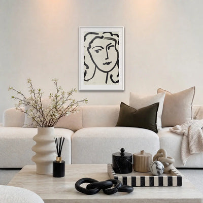 Volto di Donna - Henri Matisse, opera di Henri Matisse: stampa con passepartout e cornice bianca 60x85cm appesa in soggiorno sopra il divano